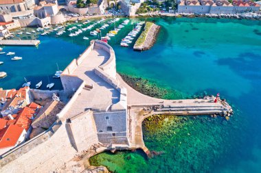 Dubrovnik liman ve güçlü Savunma duvarları havadan görünümü