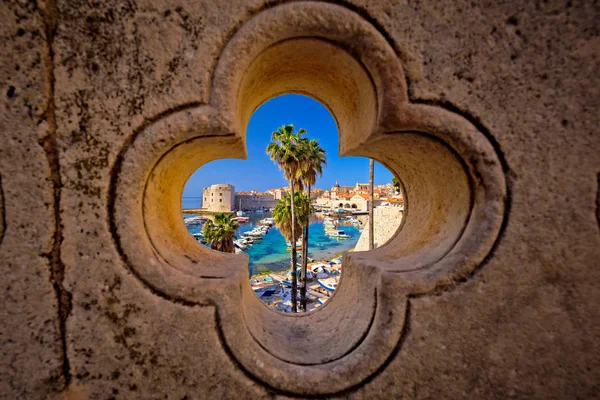 Dubrovnik vista del puerto desde la puerta de Ploce a través de piedra tallada detai — Foto de Stock