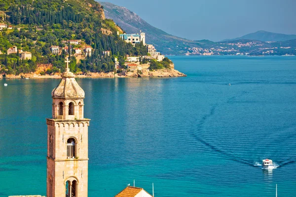 Torre della chiesa di Dubrovnik e vista sulla costa — Foto Stock