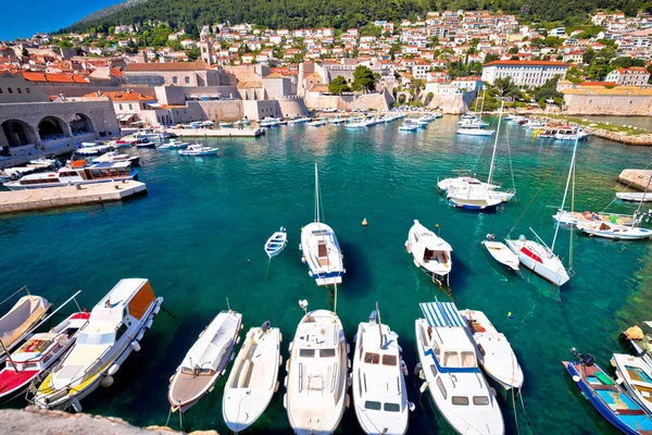 Porto de Dubrovnik e vista de muralhas da cidade — Fotografia de Stock