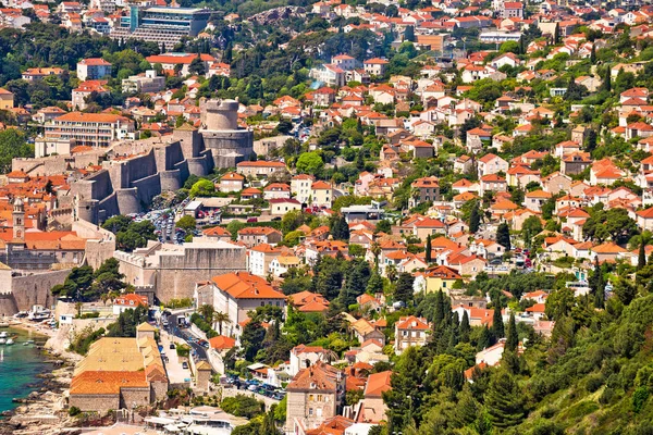 Dubrovnik casas frente al mar y fuertes paredes de la ciudad vista — Foto de Stock