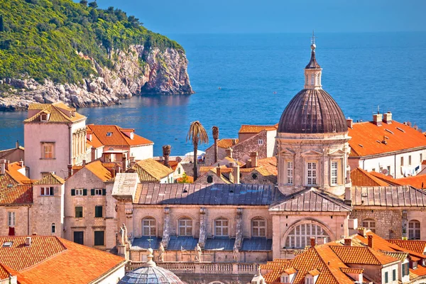 Luoghi storici della vecchia Dubrovnik e vista sull'isola di Lokrum — Foto Stock