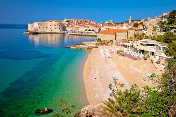 Tarihi Dubrovnik şehri ve Banje beach görüntüleyin — Stok fotoğraf