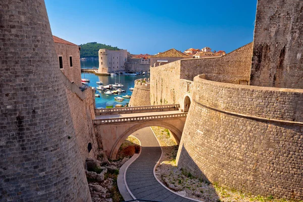 Dubrovniks ringmur och hamnutsikt — Stockfoto