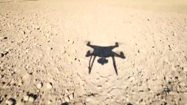 Тень дрона летит над грязным полем зрения — стоковое видео