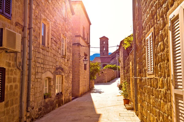 Cidade histórica de Ston rua e vista da igreja — Fotografia de Stock