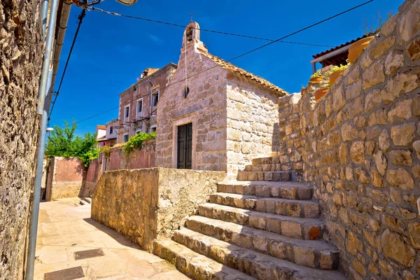 Antigua calle estrecha de piedra y capilla en Cavtat — Foto de Stock