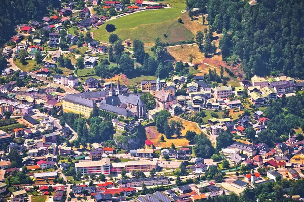 Berchtesgadener Land. Stadt Berchtesgaden und alpine Landschaft — Stockfoto