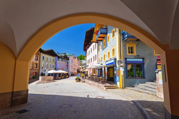 Ciudad de Berchtesgaden calle colorida y arquitectura histórica —  Fotos de Stock