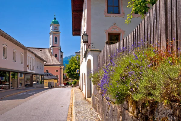 Berchtesgaden kasabası kilise ve sokak manzarası — Stok fotoğraf