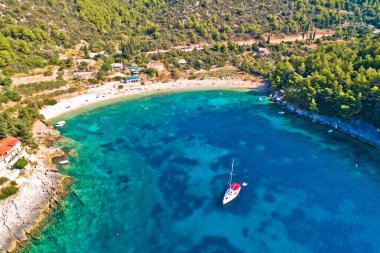 Korcula. Pupnatska Luka 'daki Korcula adası plajının hava manzarası.