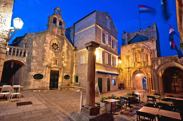 Korcula portão da cidade e pedra quadrado vista à noite — Fotografia de Stock