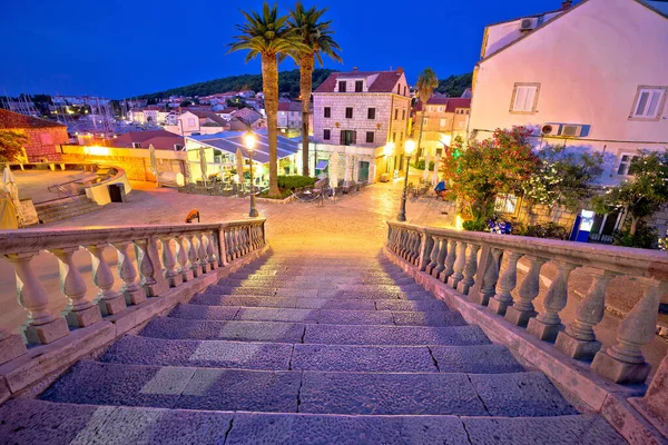 Korcula cidade portão degraus de pedra e noite arquitetura histórica — Fotografia de Stock