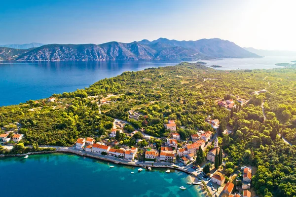 Korcula e Peljesac. Aldeia costeira idílica de Racisce em Korc — Fotografia de Stock