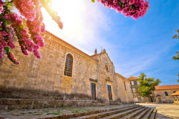 Blato em Korcula ilha histórica pedra praça cidade alojamento e chu — Fotografia de Stock