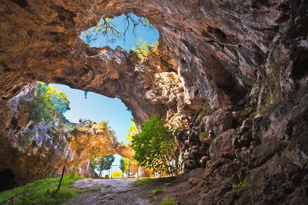 Korcula. vela spilja höhle in vela luka auf der insel korcula — Stockfoto