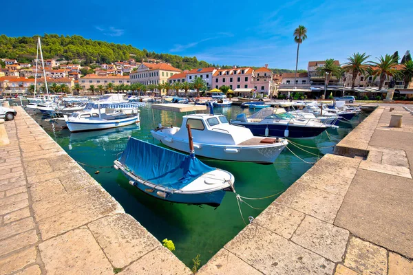 Baai van Vela Luka op Korcula eiland uitzicht op de waterkant — Stockfoto