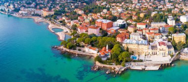 Opatija kasabası ve Lungomare deniz yolu panoramik manzarası