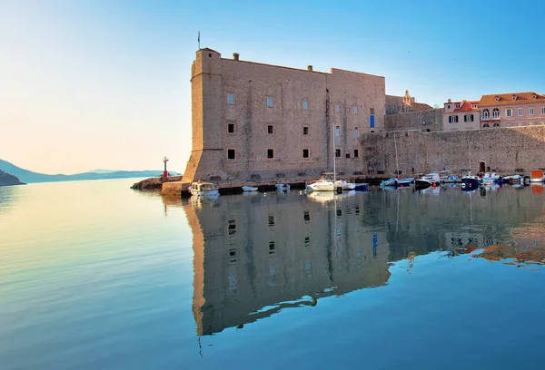 Dubrovnik harbor and city walls morning panoramic view — Stock Photo, Image