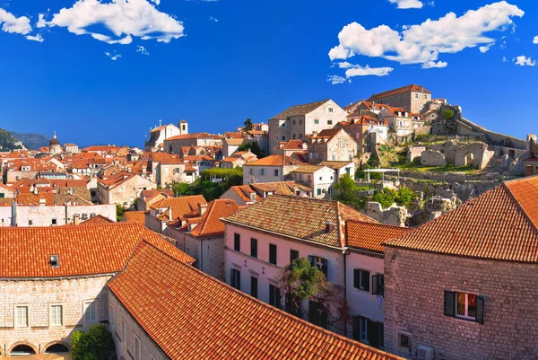 Ciudad histórica de Dubrovnik vista panorámica desde las paredes — Foto de Stock