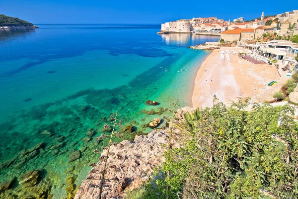 Dubrovnik. Banje stranden och historiska murar i Dubrovnik utsikt — Stockfoto