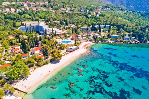 Adriatico villaggio di Mlini lungomare e spiaggia vista aerea , — Foto Stock