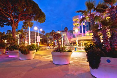 Cannes. Cannes şehrindeki Palm Rıhtımı mimarisi.