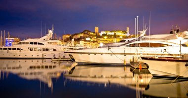 Cannes. Fransız Riviera yat limanı arifesinde eski Cannes kasabası.