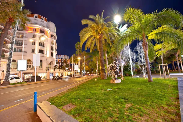 Cannes. Palm nábřeží architektura ve městě Cannes večer vi — Stock fotografie