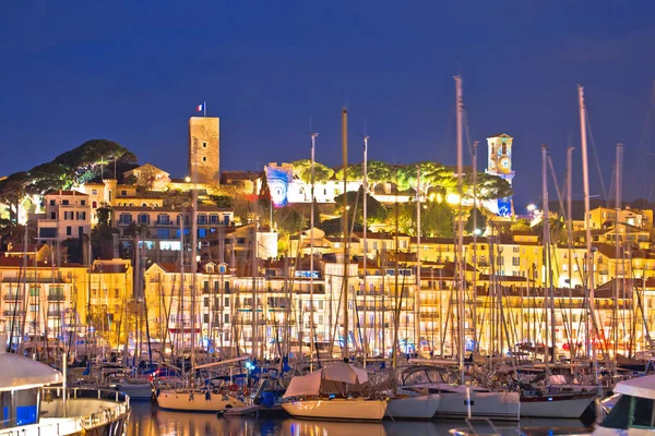 Cannes. Città vecchia di Cannes e porto a vela vista serale, Fren — Foto Stock