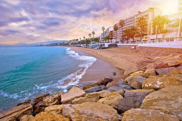 Cannes. Idylliskt palmvatten och sandstrand i Cannes sol haz — Stockfoto