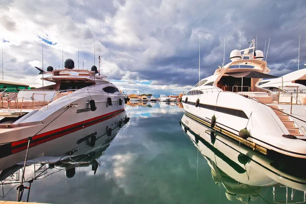 Svatý Tropez. Luxusní jachtařský přístav Saint Tropez na pobřeží — Stock fotografie