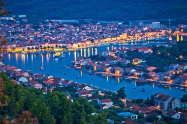 Korcula. Vela Luka şehri akşam panoramik manzarası
