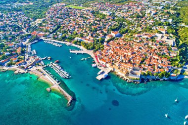 Krk. Krk hava manzaralı Idyllic Adriyatik ada kasabası