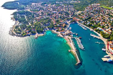 Krk. Krk hava manzaralı Idyllic Adriyatik ada kasabası