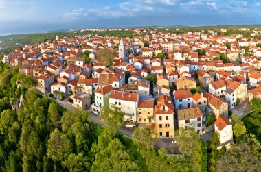 Krk adası hava panorama omisalj kasabası