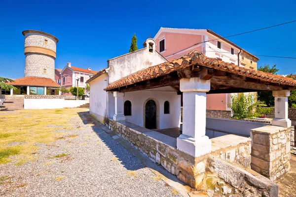 Città di Omisalj vecchia piazza in pietra e monumenti vista — Foto Stock