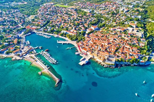 Krk. Idílica isla Adriática ciudad de Krk vista aérea —  Fotos de Stock