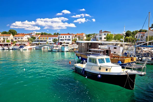 Krk-sziget. Njivice város türkiz kikötő és vízpart — Stock Fotó