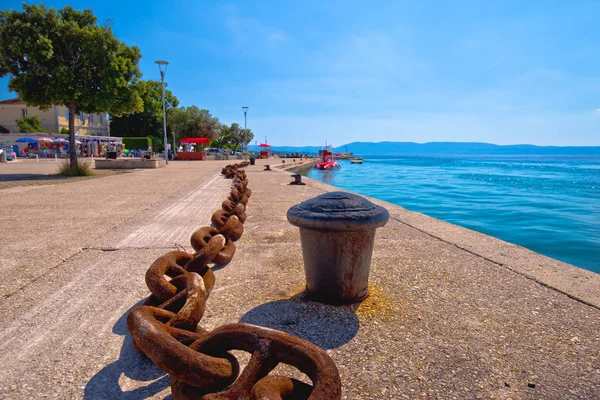 Stad van Njivice Riva schip ijzeren ketting aand uitzicht op de waterkant — Stockfoto