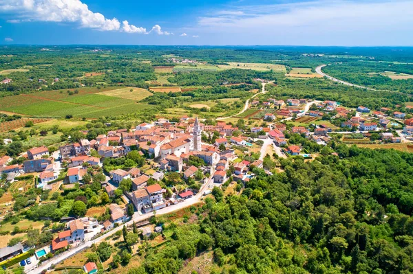 Istria. Città di Visnjan sulla verde collina istriana vista aerea — Foto Stock