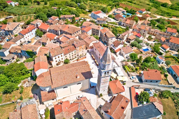 Istria. Visnjan 'ın tarihi kasabası yeşil istrian tepesinde. — Stok fotoğraf