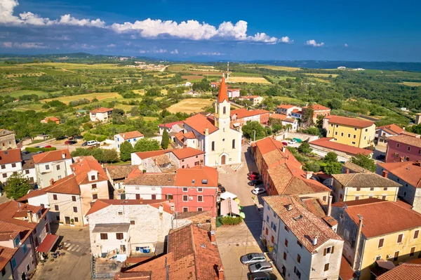 Istria. Ciudad de Brtonigla en verde colina istria vista aérea — Foto de Stock