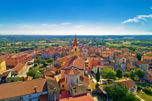 Istria. Ciudad de Brtonigla en verde colina istria vista aérea —  Fotos de Stock