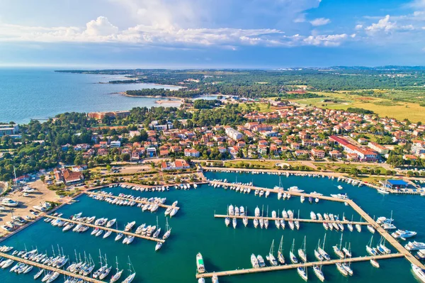 Umag. Luftaufnahme des Yachthafens und der schönen Küste in um — Stockfoto