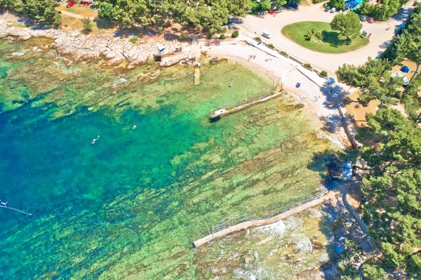 Campeggio sul mare e vista aerea sulla spiaggia di pietra cristallina in — Foto Stock