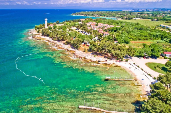 Savudrija vuurtoren en turkoois kristalhelder rotsstrand Aer — Stockfoto