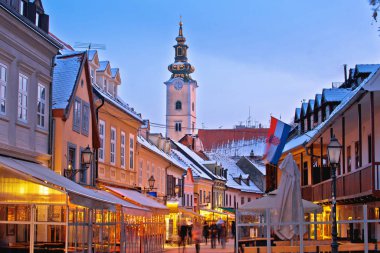 Zagreb 'in tarihi eski Tkalciceva caddesi akşam manzarası
