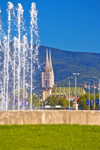 Zagreb 'in başkenti vertica' daki çeşme kare ve katedrali — Stok fotoğraf