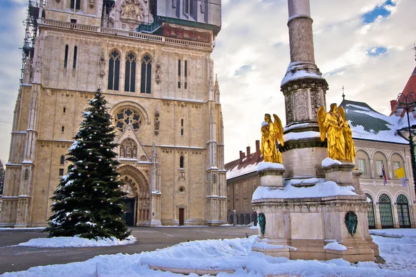 Catedral de Zagreb y vista cuadrada de nieve de Kaptol —  Fotos de Stock